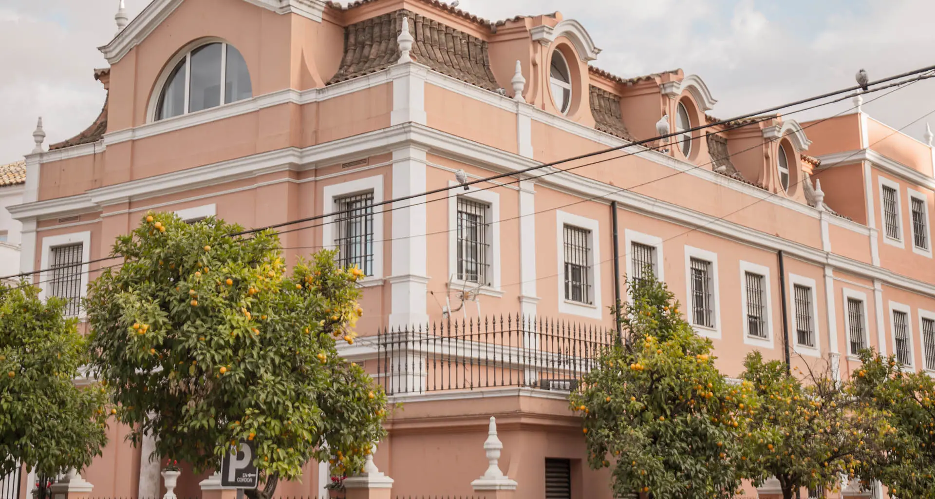 Edificio di Colegio Mayor Femenino CAREU